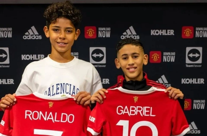 Gabriel (phải) gia nhập học viện Man Utd cùng Cristiano Jr năm 2021. Ảnh: Man Utd