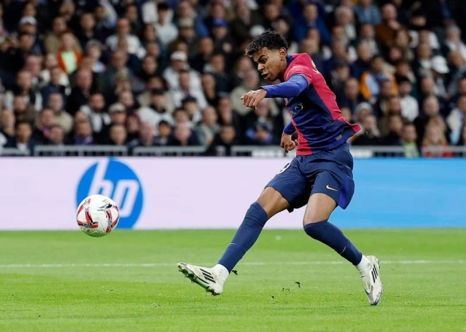 Yamal ghi bàn trong trận Real 0-4 Barca ở La Liga 2024-2025. Ảnh: Reuters