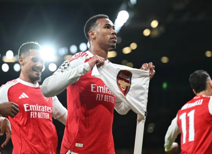 Gabriel Magalhaes mừng bàn ở cột cờ góc, trong trận Arsenal thắng Atletico 4-0 ở lượt ba Champions League trên sân Emirates, London, Anh ngày 21/10/2025. Ảnh: Arsenal FC