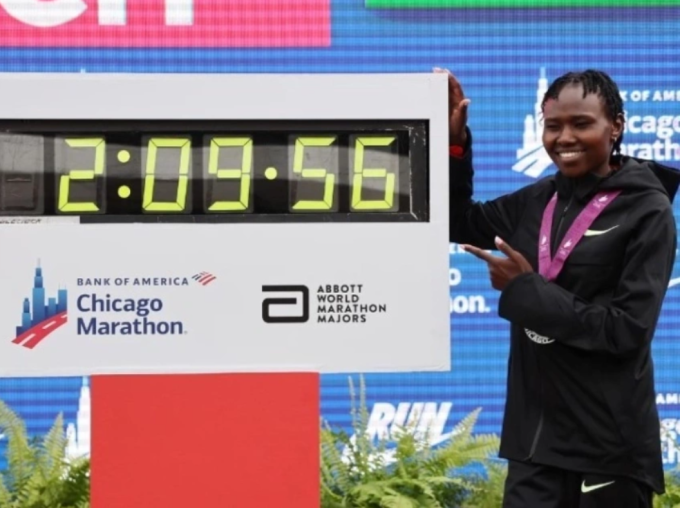 Ruth Chepngetich lập kỷ lục marathon nữ thế giới với thông số 2 giờ 9 phút 57 giây tại Chicago Marathon 2024. Ảnh: Guardian