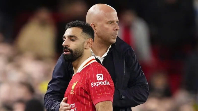 HLV Arne Slot và tiền đạo Mohamed Salah. Ảnh: PA