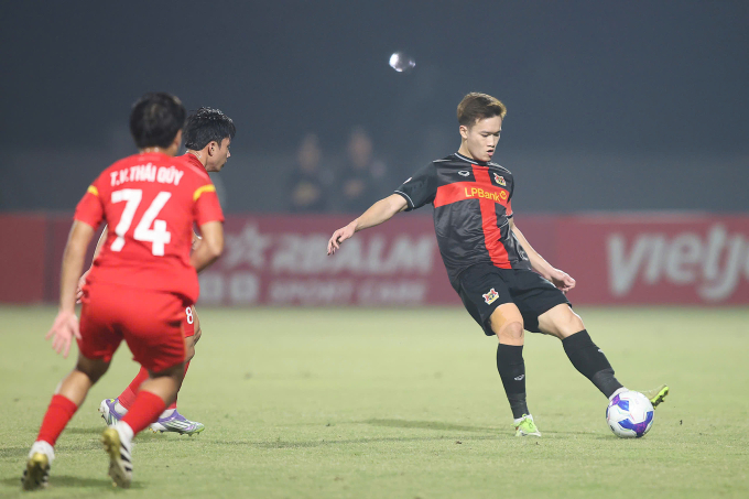 Tiền vệ Ninh Bình Nguyễn Hoàng Đức (phải) thi đấu trong trận thắng PVF-CAND 3-1 ở vòng 8 V-League 2025-2026, trên sân Trung tâm đào tạo bóng đá trẻ PVF, Hưng Yên ngày 25/10/2025. Ảnh: VPF