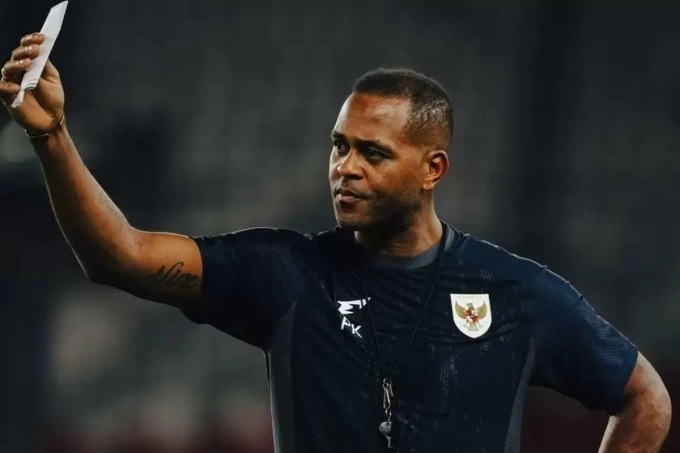 HLV Patrick Kluivert dẫn dắt Indonesia tại vòng loại bốn World Cup 2026 - khu vực châu Á, tại Arab Saudi đầu tháng 10. Ảnh: Liputan6