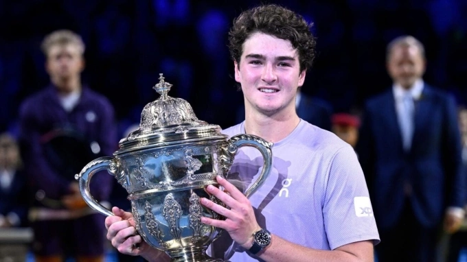 Fonseca - 'Djokovic mới' được kỳ vọng cản bước Alcaraz và Sinner Fonseca mừng danh hiệu ATP 500 đầu tiên, tại sân Trung tâm ở St. Jakobshalle, Basel, Thụy Sĩ hôm 26/10. Ảnh: ATP