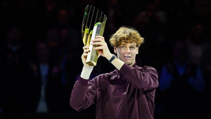 Sinner vô địch Vienna Mở rộng Sinner mừng danh hiệu ATP Erste Bank Open, tại sân Trung tâm ở tổ hợp Wiener Stadthalle, Vienna, Áo hôm 26/10. Ảnh: ATP
