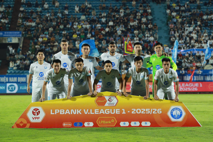 Đội hình xuất phát của CLB Nam Định trong trận hòa Đà Nẵng 1-1 ở vòng 8 V-League 2025-2026, trên sân Thiên Trường, Ninh Bình ngày 27/10/2025. Ảnh: Quang Đương