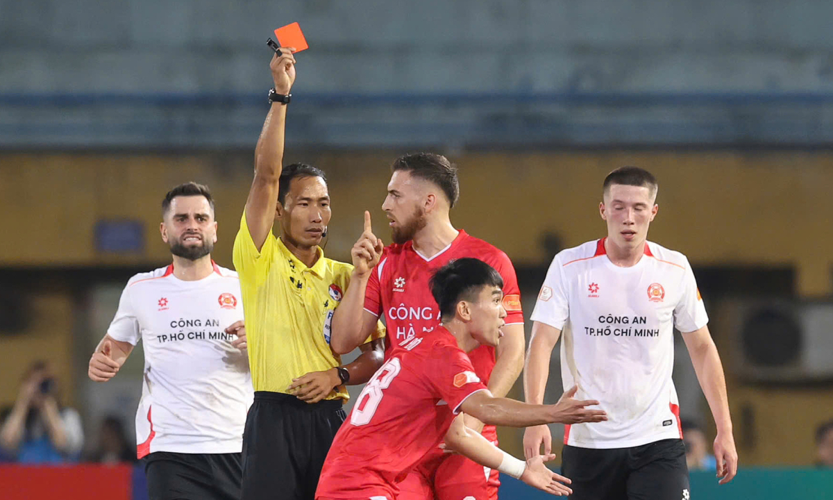 Cựu tuyển thủ U23 Việt Nam bị đuổi vì đánh nguội ở V-League