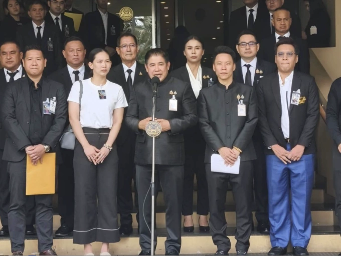 VĐV cầu lông Pornpawee Chochuwong, Phó thủ tướng Thái Lan Thammanat Prompao và Bộ trưởng Bộ Du lịch và Thể thao Thái Lan Atthakorn Sirilathayakorn (hàng đầu thứ hai, ba, bốn từ trái sang) trả lời họp báo tại Tòa nhà Chính phủ Thái Lan chiều 28/10/2025. Ảnh: PPTV