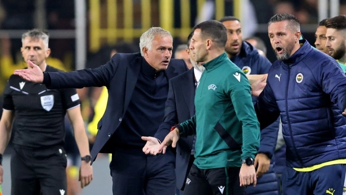 HLV Mourinho (thứ hai từ trái sang) phản ứng với trọng tài, khi còn dẫn dắt Fenerbahce mùa trước. Ảnh: Reuters