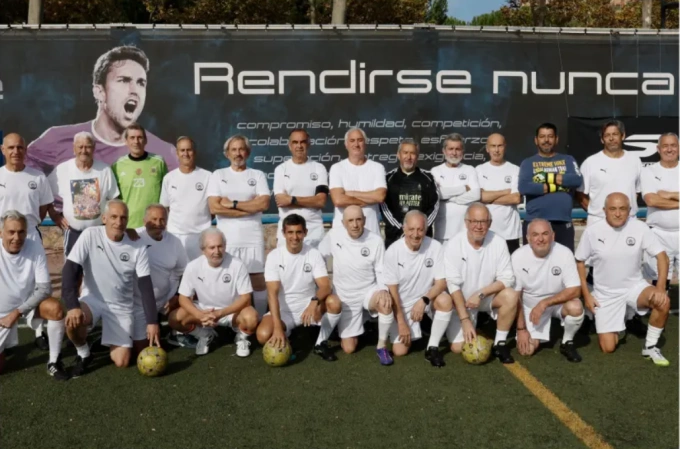 Các thành viên của CLB bóng đá đi bộ Tres Cantos. Ảnh: Marca