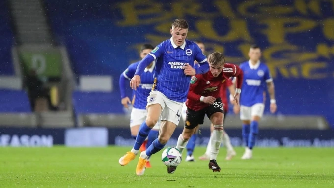 Viktor Gyokeres đi bóng trong trận Brighton gặp Man Utd ở vòng bốn Cup Liên đoàn trên sân American Express, Brighton, Anh ngày 30/9/2020.