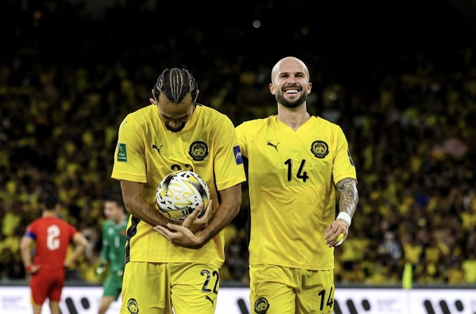 Tiền đạo Malaysia Joao Figueireido (phải) mừng bàn thắng trong trận thắng Việt Nam 4-0 ở lượt hai bảng F vòng loại cuối Asian Cup 2027, trên sân Bukit Jalil, Malaysia ngày 10/6/2025. Ảnh: Malaysia NT