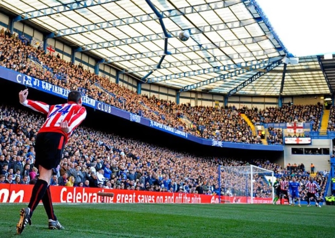 Stoke City từng ghi nhiều bàn tại Ngoại hạng Anh từ những cú ném biên có thể đưa bóng đi xa tới 40 mét của Rory Delap. Ảnh: Shutterstock