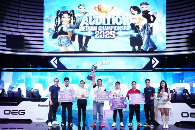 Game thủ Lê Ngọc Trường Giang (Demo) nâng cúp tại ACV 2025. Ảnh: VTC