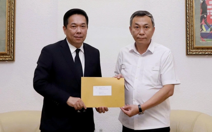 Chủ tịch LĐBĐ Việt Nam (VFF) Trần Quốc Tuấn (phải) nhận thư xin lỗi từ Phó chủ tịch LĐBĐ Thái Lan Adisak Benjasiriwan, tại trụ sở VFF ở Hà Nội ngày 29/10/2025. Ảnh: VFF