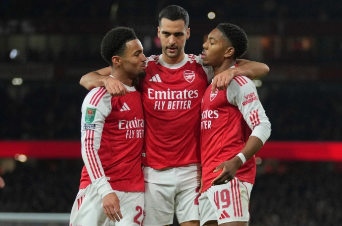 Ethan Nwaneri (trái) mừng bàn mở tỷ số cùng Mikel Merino (giữa) và Myles Lewis-Skelly. Ảnh: AP