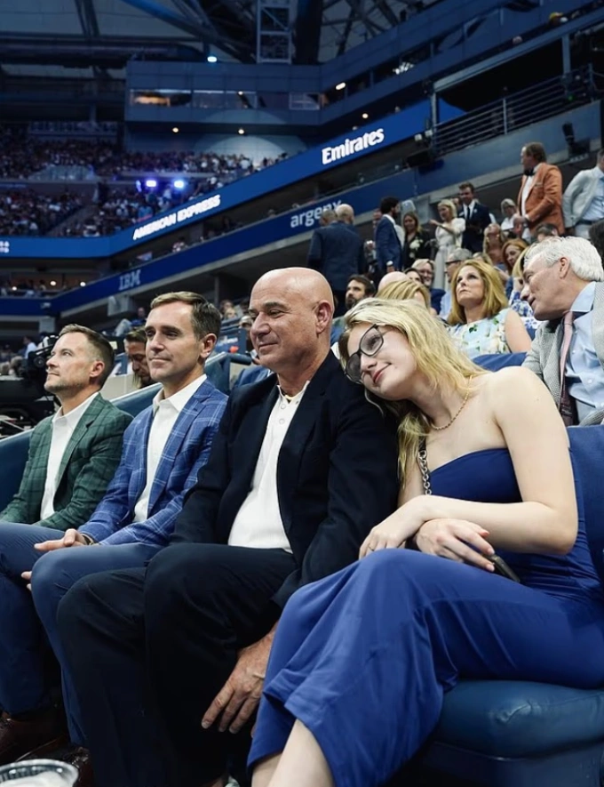 Jaz, 22 tuổi, cùng cha đến US Open năm nay và chứng kiến ông giành giải thưởng vì từ thiện.