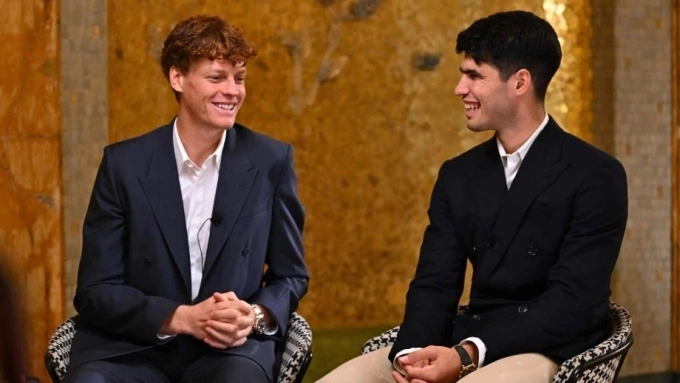 Sinner (trái) và Alcaraz trò chuyện trong một buổi phỏng vấn chung hồi tháng 11 năm ngoái, bên lề giải ATP Finals. Ảnh: Reuters