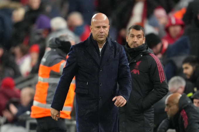 HLV Arne Slot rời sân sau trận Liverpool thua Crystal Palace 0-3 ở vòng bốn Cup Liên đoàn trên sân Anfield, Liverpool, Merseyside, Anh ngày 29/10. Ảnh: AP