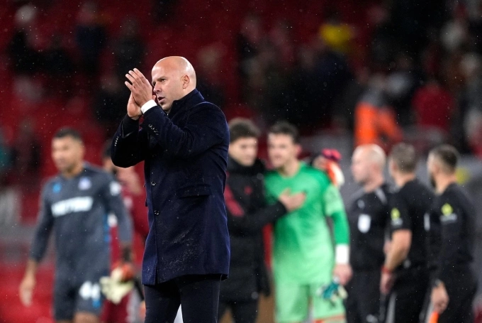 Slot vỗ tay cảm ơn khán giả tại Anfield sau trận thua Palace 0-3. Ảnh: PA