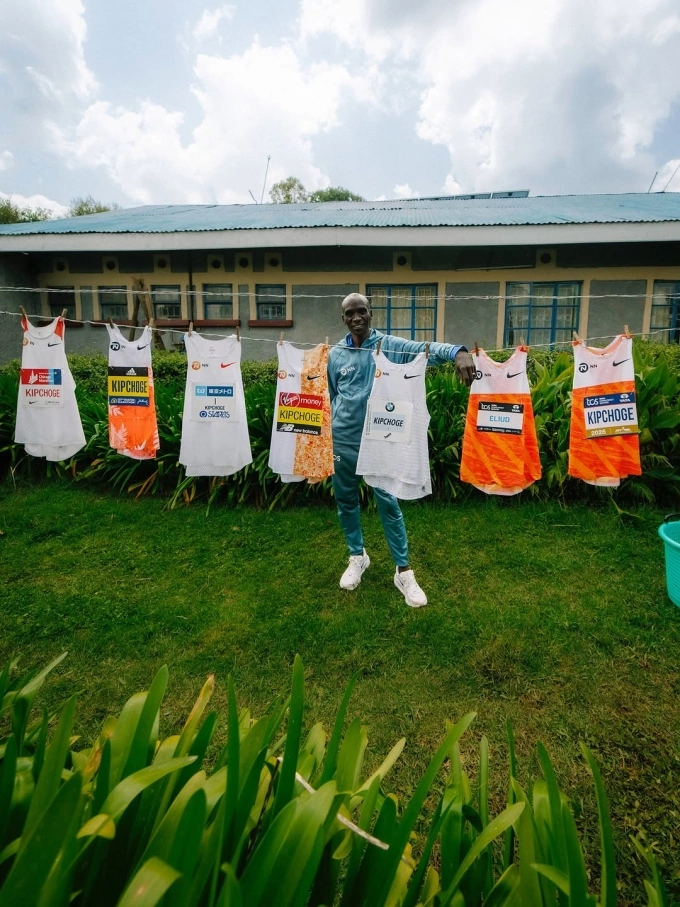 Eliud Kipchoge và 7 chiếc áo thi đấu tại bảy giải marathon danh giá nhất thế giới. Ảnh: Instagram / kipchogeeliud