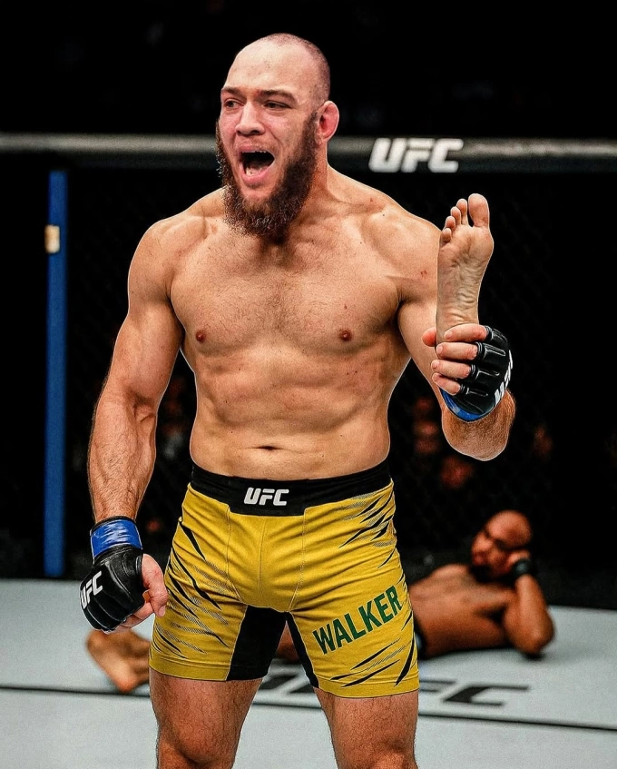 Valter Walker ăn mừng chiến thắng bằng chiếc mặt dây chuyền hình bàn chân tại UFC. Ảnh: UFC