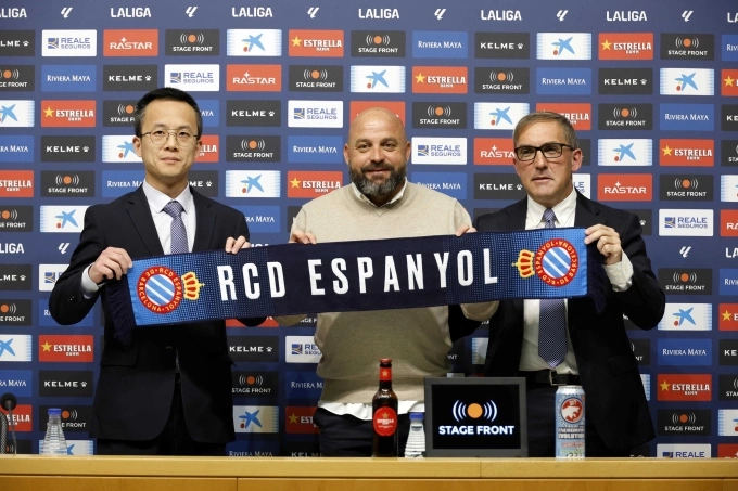 Manolo trong lễ ra mắt với tư cách HLV trưởng Espanyol ngày 13/3/2024. Ảnh: RCD Espanyol