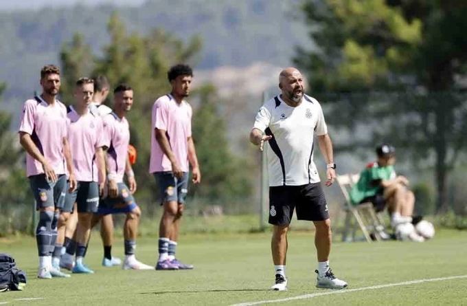 Manolo chỉ đạo cầu thủ Espanyol trên sân tập. Ảnh: RCD Espanyol