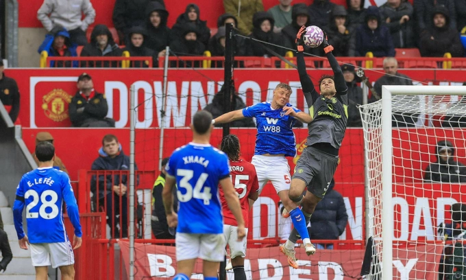 Thủ môn Sense Lammens bắt bóng trong trận Man Utd thắng Sunderland 2-0 ở vòng 7 Ngoại hạng Anh 04/10/2025. Ảnh: Reuters