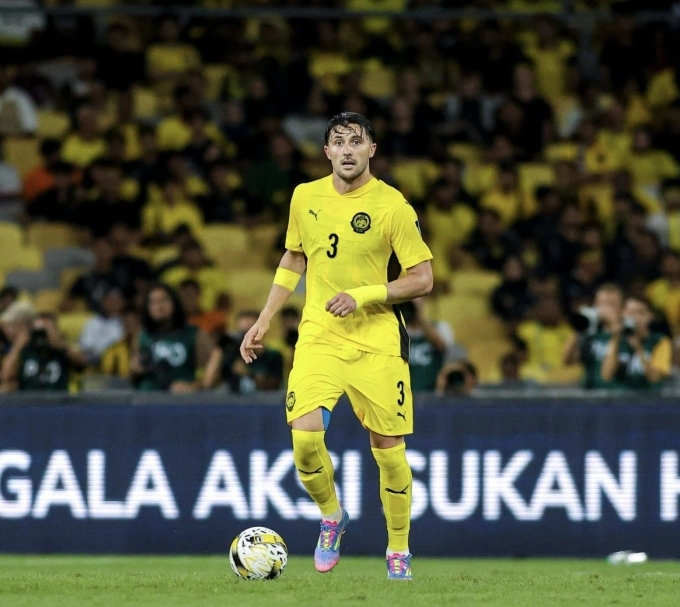 Trung vệ Malaysia Facundo Garces thi đấu trong trận thắng Việt Nam 4-0 ở lượt hai bảng F vòng loại cuối Asian Cup 2027, trên sân Bukit Jalil, Malaysia ngày 10/6/2025. Ảnh: Malaysia NT