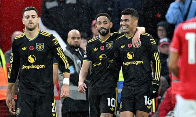 Casemiro (phải) mừng bàn thắng mở tỷ số. Ảnh: Shutterstock