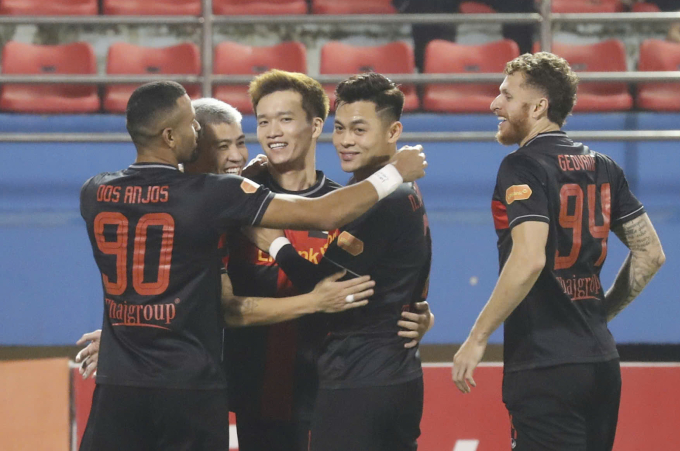 Tiền vệ Ninh Bình Nguyễn Hoàng Đức (giữa) mừng bàn mở tỷ số ở phút 16, trong trận hòa CLB TP HCM 1-1 ở vòng 9 V-League 2025-2026, trên sân Ninh Bình ngày 1/11/2025. Ảnh: VPF