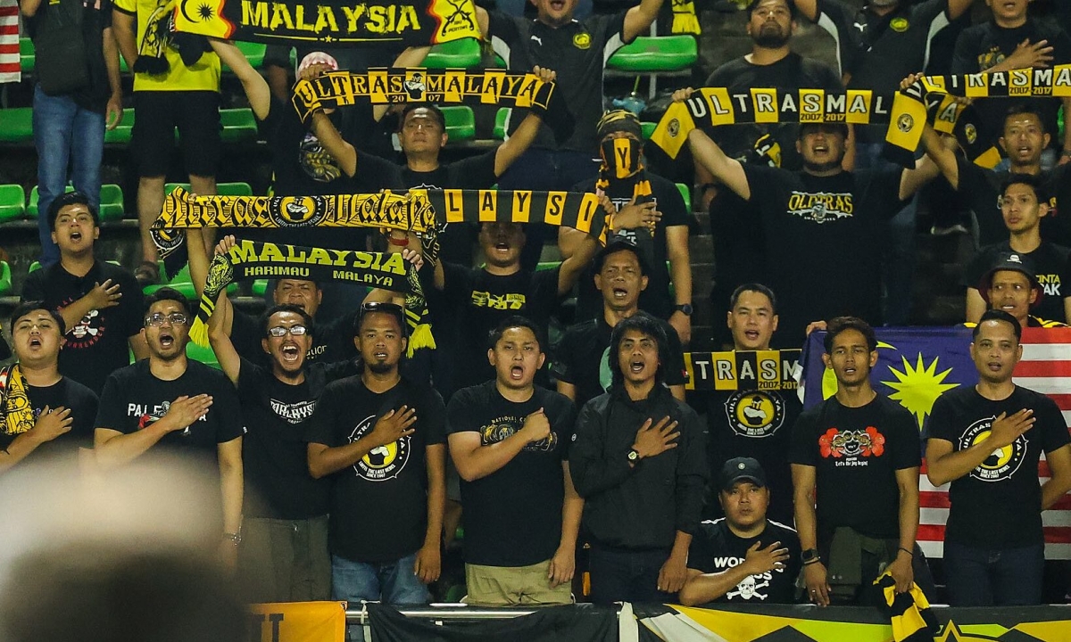 Báo Malaysia: 'Người dân dán mắt vào điện thoại chờ phán quyết từ FIFA'