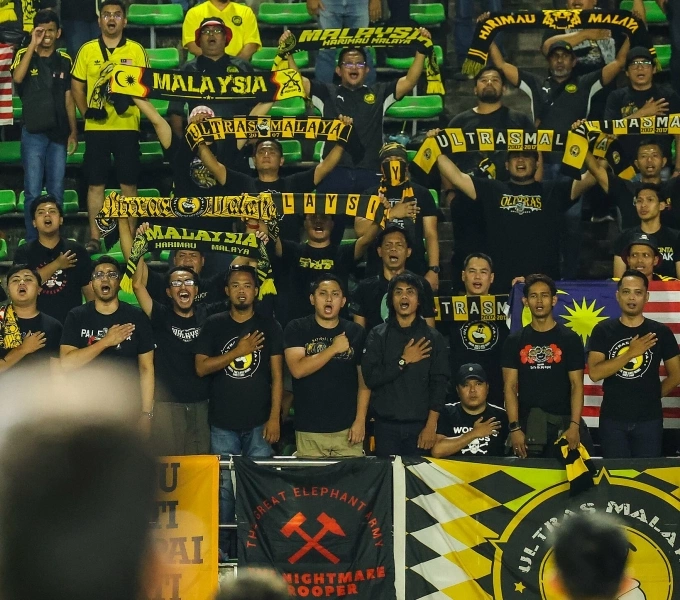 Người hâm mộ Malaysia cổ vũ tại sân Quốc gia Lào mới trong trận thắng Lào 3-0 ở lượt ba bảng F vòng loại cuối Asian Cup 2027, ngày 9/10/2025. Ảnh: Malaysia NT