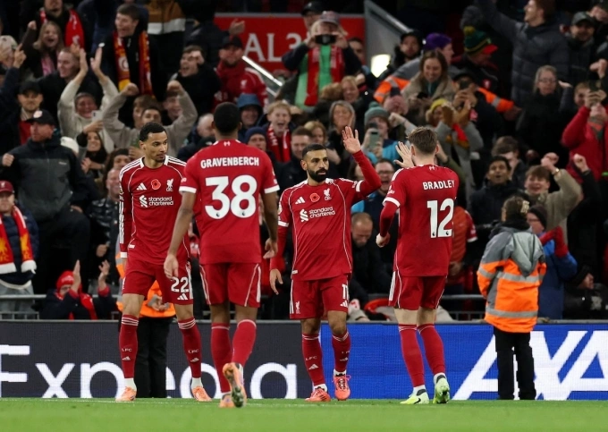 Đồng đội chia vui với Salah (thứ hai từ phải sang), trên sân Anfield, Liverpool, Merseyside, Anh hôm 1/11. Ảnh: Reuters