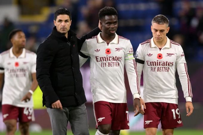 HLV Mikel Arteta (áo khoác đen) vào sân chúc mừng các cầu thủ Arsenal sau trận thắng Burnley 2-0 ở vòng 10 Ngoại hạng Anh trên sân Turf Moor, Lancashire, Anh ngày 1/11/2025. Ảnh: PA