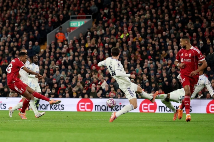 Gravenberch (đỏ, trái) sút xa thành bàn ở trận gặp Aston Villa, trên sân Anfield, Liverpool, Merseyside, Anh hôm 1/11. Ảnh: Reuters