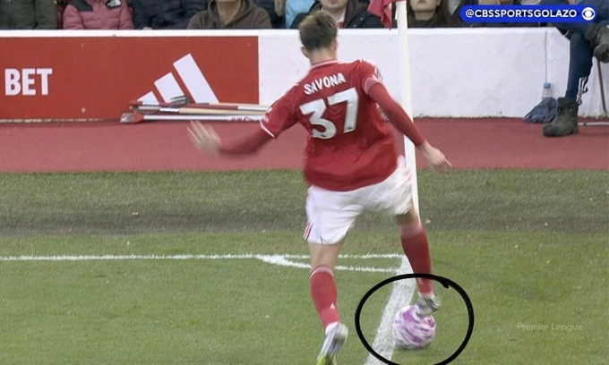 Tình huống Savona cứu bóng, vẫn trong sân. Ảnh: CBS