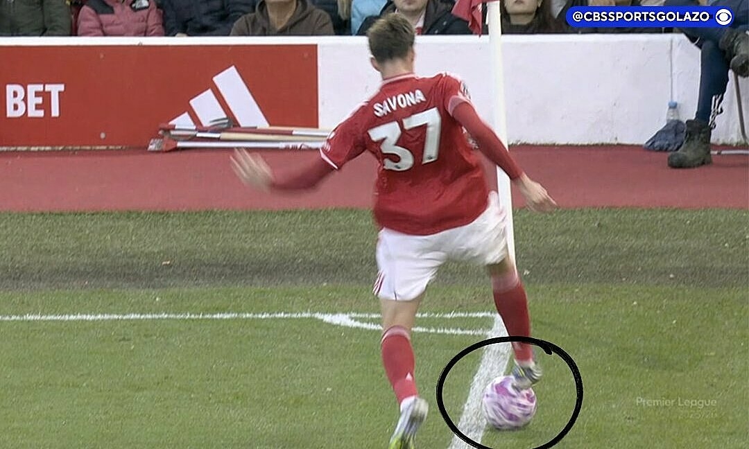 Bóng trong hay ngoài gây tranh cãi ở bàn thắng của Man Utd