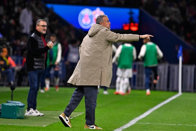 HLV Luis Enrique chỉ đạo trong trận. Ảnh: PSG