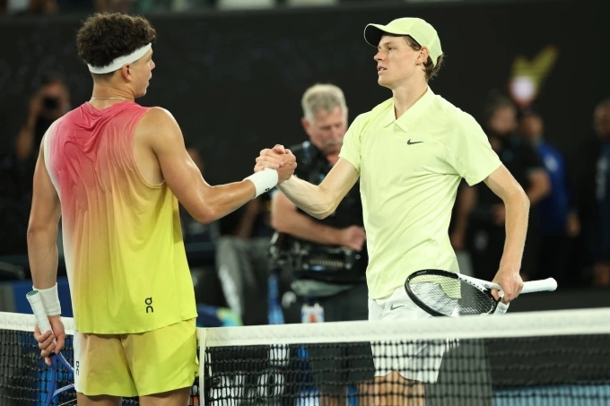 Sinner (phải) bắt tay Shelton, sau trận bán kết Australia Mở rộng 2025, trên sân Rod Laver, Melbourne hồi tháng 1 năm nay. Ảnh: Reuters