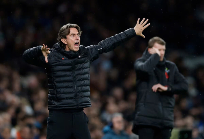 HLV Thomas Frank (trái) trong trận Tottenham thua Chelsea trên sân Tottenham Hotspur, thành phố London, Vương quốc Anh tối 1/11/2025. Ảnh: Reuters