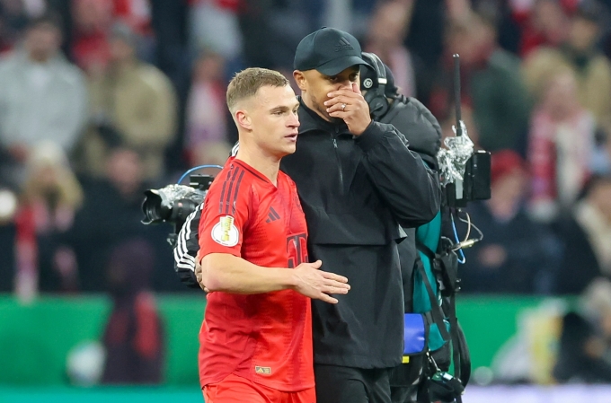 HLV Kompany (phải) chỉ đạo Kimmich sau một trận đấu ở Bundesliga hồi tháng 10/2025. Ảnh: FCB