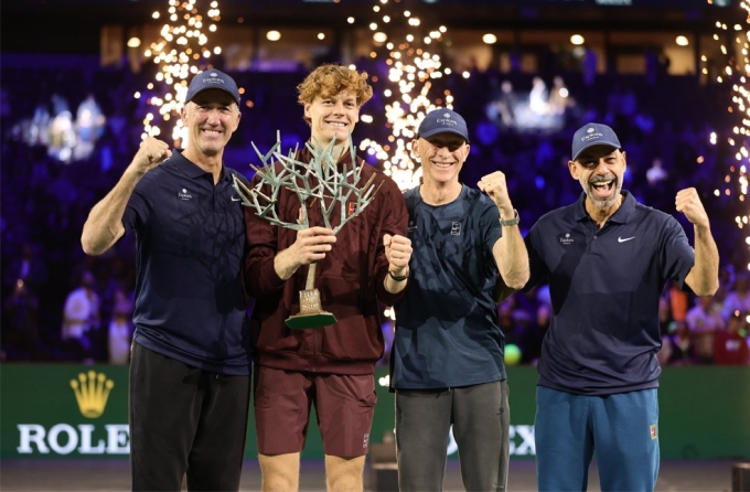 Sinner (thứ hai từ trái sang) mừng danh hiệu tại Paris Masters cùng HLV Darren Cahill (trái) và đội ngũ, trên sân Trung tâm ở tổ hợp La Defense, Paris, Pháp hôm 2/11. Ảnh: Reuters