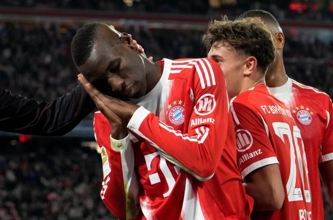 Tiền đạo Nicolas Jackson mừng bàn thắng, trong trận Bayern hạ Leverkusen ở vòng 9 Bundesliga tối 1/11, trên sân Allianz, Munich, Đức. Ảnh: FCB