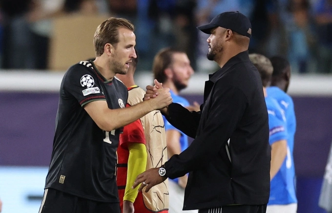 HLV Kompany (phải) bắt tay Kane, sau trận thắng Pafos, trên sân Alphamega, Kolossi, đảo Síp hôm 30/9. Ảnh: Reuters