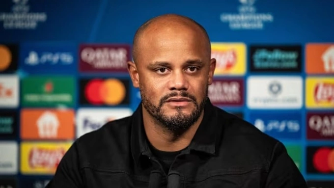 HLV Vincent Kompany trong buổi họp báo trước trận Bayern gặp PSG ở lượt bốn Champions League ngày 2/11/2025. Ảnh: FC Bayern