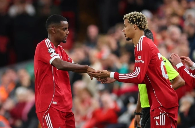 Hugo Ekitike vào thay Alexander Isak trong trận Liverpool thắng Atletico 3-2 ở lượt đầu Champions League trên sân Anfield Hugo Ekitike vào thay Alexander Isak trong trận Liverpool thắng Atletico 3-2 ở lượt đầu Champions League trên sân Anfield, Liverpool, Anh ngày 17/9/2025.