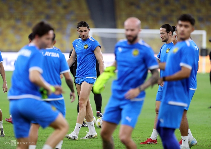 Trung vệ Malaysia gốc Argentina Facundo Garces (giữa), thuộc nhóm bảy cầu thủ bị FIFA phạt, tập luyện tại sân Bukit Jalil, Malaysia ngày 9/6/2025, trước trận gặp Việt Nam tại lượt hai bảng F vòng loại cuối Asịa Cup 2027. Ảnh: Hai Tư