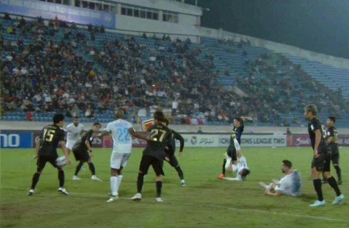 Trung vệ Gamba Osaka Takeru Kishimoto (số 15) để bóng chạm tay trong vòng cấm ở phút 87 trong trận thắng Nam Định 1-0 ở lượt bốn bảng F AFC Champions League Two 2025-2026, trên sân Thiên Trường, Ninh Bình ngày 5/11/2025. Ảnh: Chụp màn hình